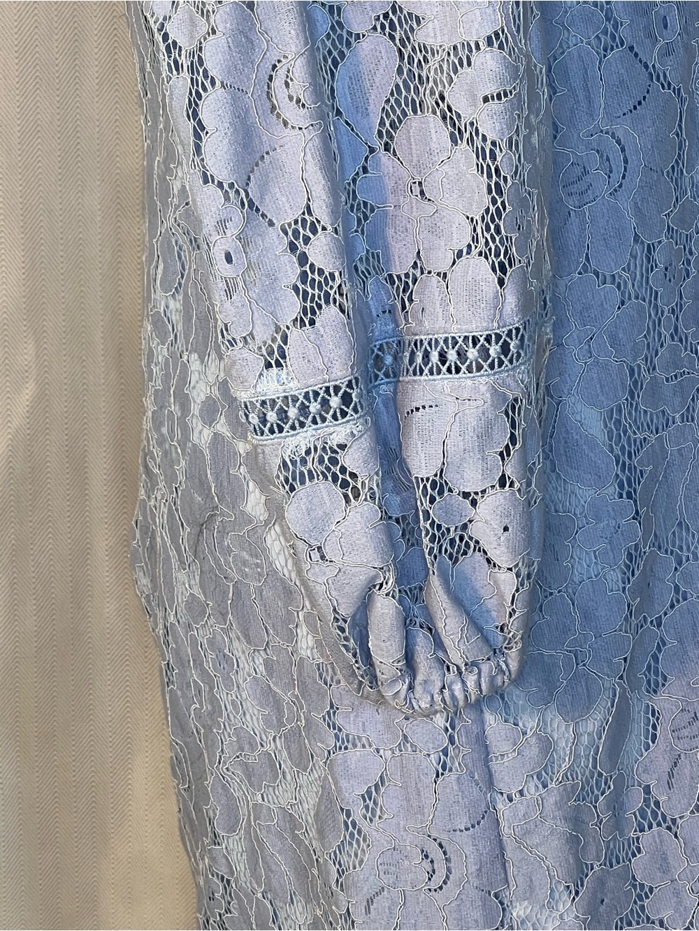 Vince Camuto Dress Light Blue Lace Overlay Long Illusion Sleeves Embroidery 8๐ - Picture 8 of 12